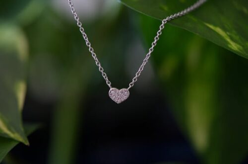 Biżuteria z emocją – dlaczego motyw serca wciąż przyciąga?